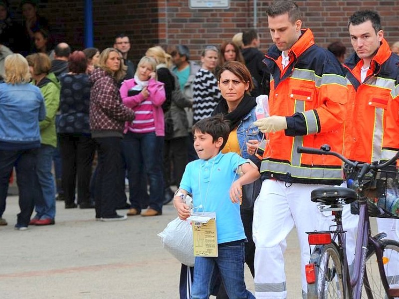 Großeinsatz für Rettungskräfte und Polizei am Freitag an der Albert-Schweitzer-Grundschule in Dorsten-Hervest: Beim Versprühen eines Bakteriums gegen den Waldschädling Eichenprozessionsspinner vom Hubschrauber aus, rieselte der Sprühnebel auch über dem Schulhof der Grundschule nieder. 15 Kinder mussten ins Krankenhaus. Während der Aktion wurden die wartenden und besorgten Eltern von Schule und Rettungskräften informiert.