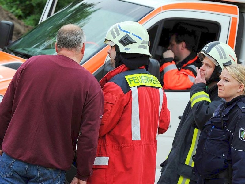 Großeinsatz für Rettungskräfte und Polizei am Freitag an der Albert-Schweitzer-Grundschule in Dorsten-Hervest: Beim Versprühen eines Bakteriums gegen den Waldschädling Eichenprozessionsspinner vom Hubschrauber aus, rieselte der Sprühnebel auch über dem Schulhof der Grundschule nieder. 15 Kinder mussten ins Krankenhaus. Während der Aktion wurden die wartenden und besorgten Eltern von Schule und Rettungskräften informiert.