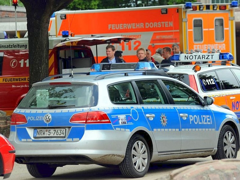 Großeinsatz für Rettungskräfte und Polizei am Freitag an der Albert-Schweitzer-Grundschule in Dorsten-Hervest: Beim Versprühen eines Bakteriums gegen den Waldschädling Eichenprozessionsspinner vom Hubschrauber aus, rieselte der Sprühnebel auch über dem Schulhof der Grundschule nieder. 15 Kinder mussten ins Krankenhaus. Während der Aktion wurden die wartenden und besorgten Eltern von Schule und Rettungskräften informiert.