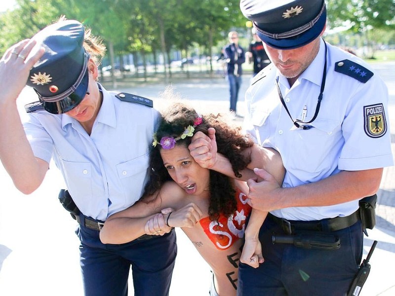 Vor dem Bundeskanzleramt in Berlin protestieren Femen-Aktivistinnen für die Freilassung einer in Tunesien inhaftierten Kameradin.