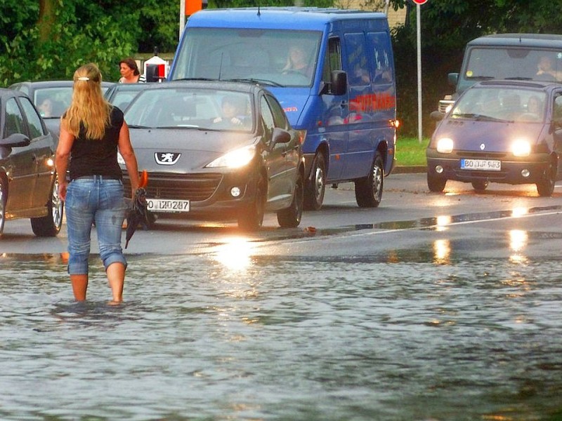 Die überflutete Ümminger Straße in Bochum Werne. Foto: Gero Helm / WAZ FotoPool.