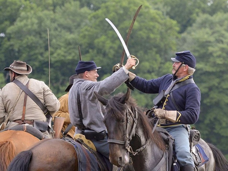 Amerikaner spielen zum 150. Jahrestag die entscheidende Schlacht des amerikanischen Bürgerkrieges in Gettysburg nach.