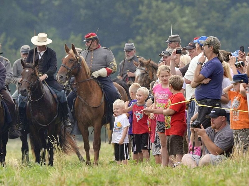 Amerikaner spielen zum 150. Jahrestag die entscheidende Schlacht des amerikanischen Bürgerkrieges in Gettysburg nach.