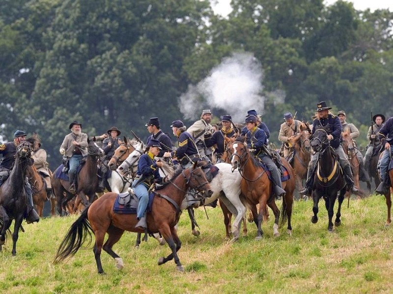 Amerikaner spielen zum 150. Jahrestag die entscheidende Schlacht des amerikanischen Bürgerkrieges in Gettysburg nach.