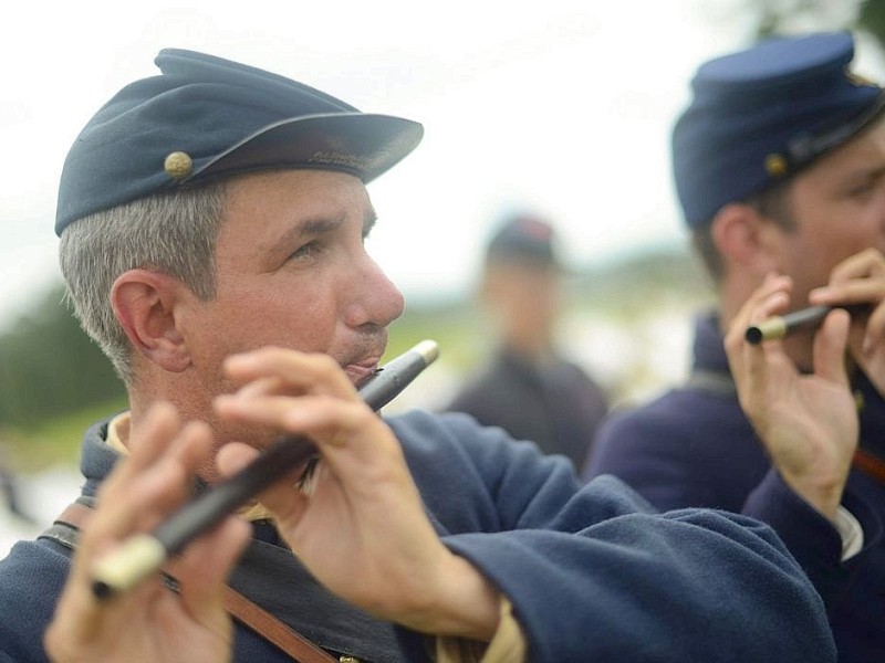 Amerikaner spielen zum 150. Jahrestag die entscheidende Schlacht des amerikanischen Bürgerkrieges in Gettysburg nach.