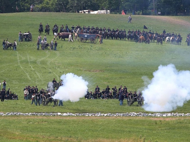 Amerikaner spielen zum 150. Jahrestag die entscheidende Schlacht des amerikanischen Bürgerkrieges in Gettysburg nach.