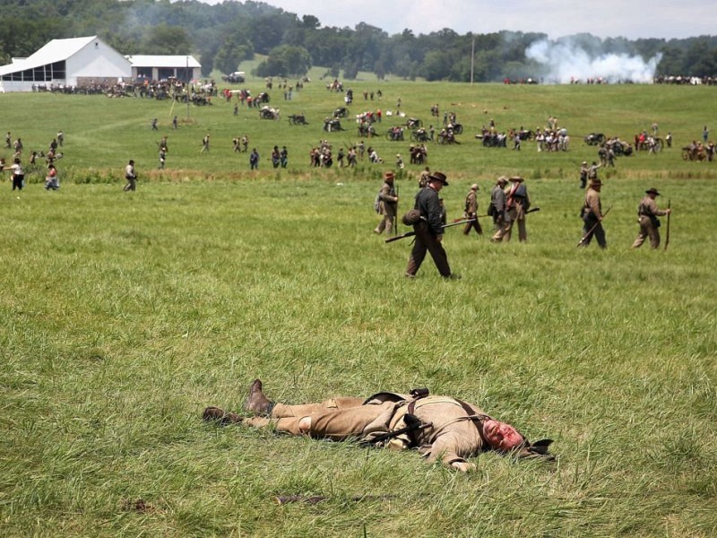 Amerikaner spielen zum 150. Jahrestag die entscheidende Schlacht des amerikanischen Bürgerkrieges in Gettysburg nach.