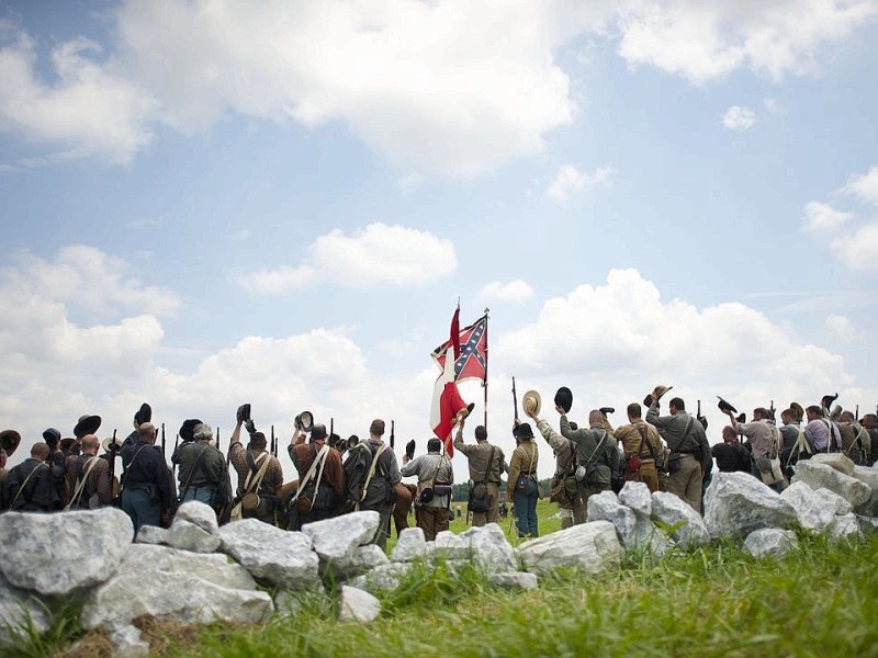 Amerikaner spielen zum 150. Jahrestag die entscheidende Schlacht des amerikanischen Bürgerkrieges in Gettysburg nach.