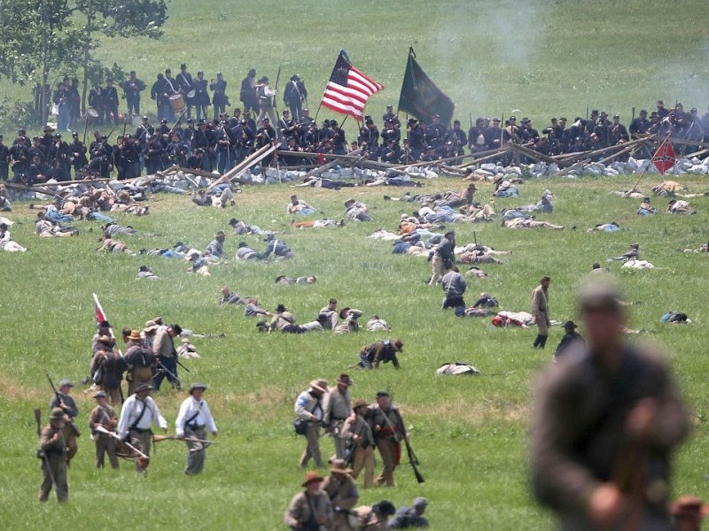 Amerikaner spielen zum 150. Jahrestag die entscheidende Schlacht des amerikanischen Bürgerkrieges in Gettysburg nach.