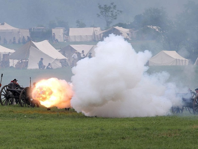 Amerikaner spielen zum 150. Jahrestag die entscheidende Schlacht des amerikanischen Bürgerkrieges in Gettysburg nach.