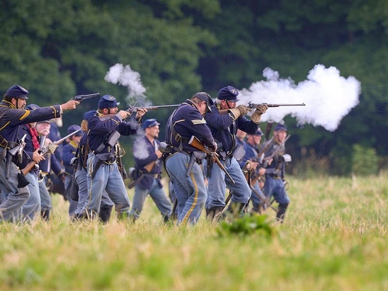 Amerikaner spielen zum 150. Jahrestag die entscheidende Schlacht des amerikanischen Bürgerkrieges in Gettysburg nach.