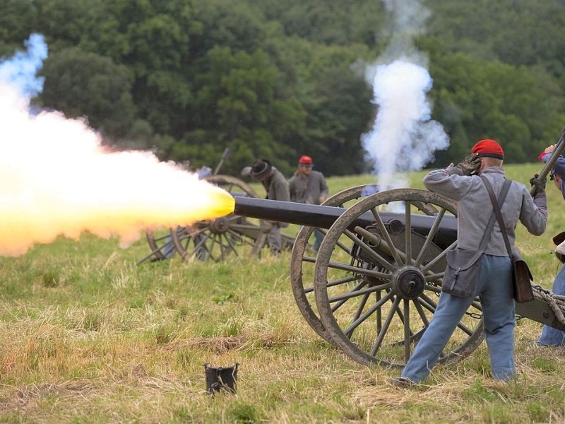 Amerikaner spielen zum 150. Jahrestag die entscheidende Schlacht des amerikanischen Bürgerkrieges in Gettysburg nach.