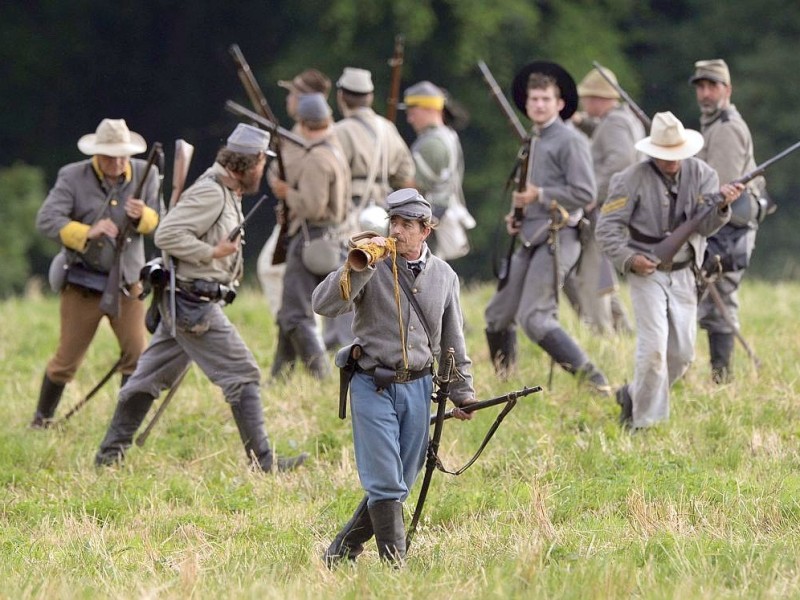 Amerikaner spielen zum 150. Jahrestag die entscheidende Schlacht des amerikanischen Bürgerkrieges in Gettysburg nach.