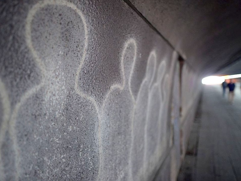 Silhouetten im Tunnel erinnern an die Massenpanik an der Rampe.