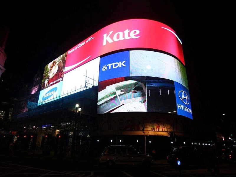 ... auch die Werbung am weltberühmten Picadilly Circus war auf die Nachricht des Tages abgestimmt.