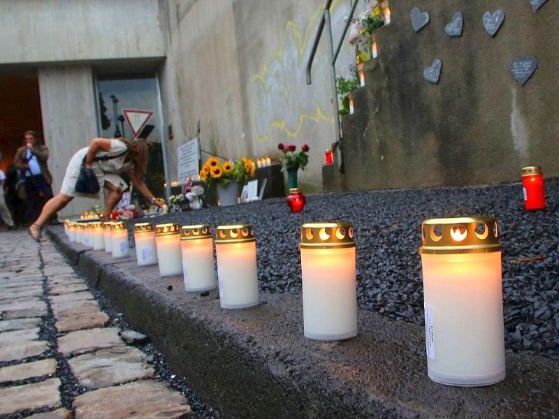 Bei der Nacht der 1000 Lichter gedachten Hinterbliebene am Dienstagabend den Opfern der Loveparade-Katastrophe vor drei Jahen. Bei einer Massenpanik waren 21 Menschen ums Leben, mehr als 500 wurden verletzt.