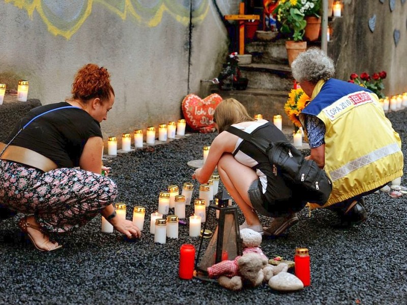 Bei der Nacht der 1000 Lichter gedachten Hinterbliebene am Dienstagabend den Opfern der Loveparade-Katastrophe vor drei Jahen. Bei einer Massenpanik waren 21 Menschen ums Leben, mehr als 500 wurden verletzt.