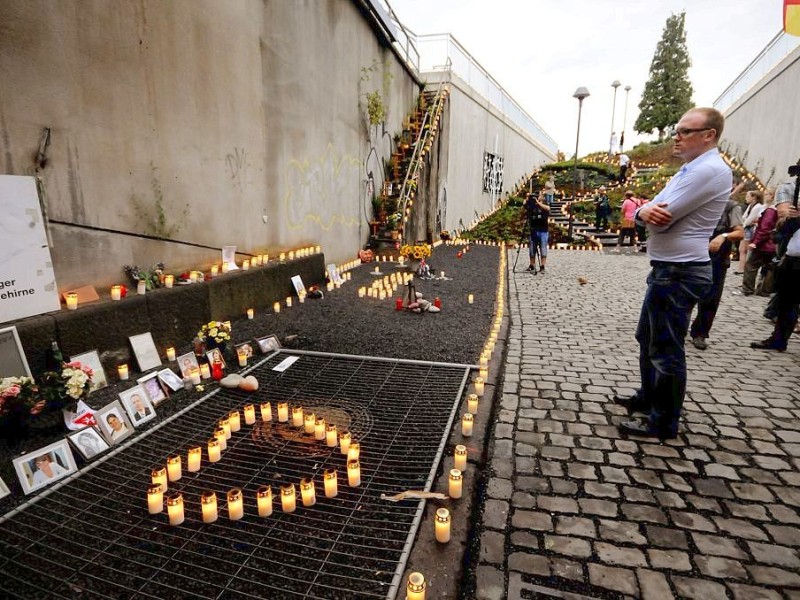 Bei der Nacht der 1000 Lichter gedachten Hinterbliebene am Dienstagabend den Opfern der Loveparade-Katastrophe vor drei Jahen. Bei einer Massenpanik waren 21 Menschen ums Leben, mehr als 500 wurden verletzt.