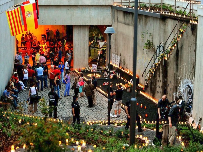 Bei der Nacht der 1000 Lichter gedachten Hinterbliebene am Dienstagabend den Opfern der Loveparade-Katastrophe vor drei Jahen. Bei einer Massenpanik waren 21 Menschen ums Leben, mehr als 500 wurden verletzt.