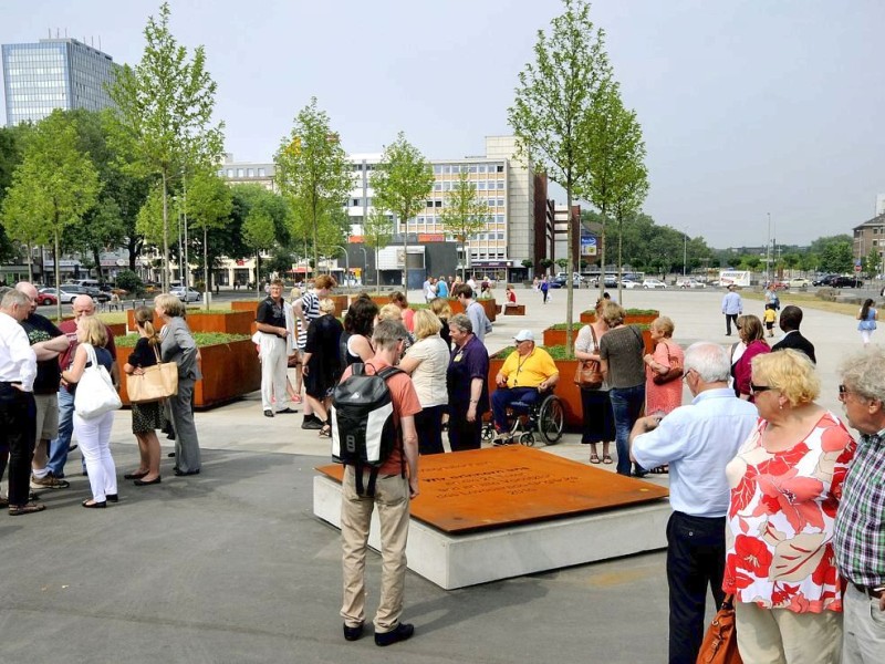 Angehörige der 21 Todesopfer haben sich am  dritten Jahrestag der Loveparade-Katastrophe