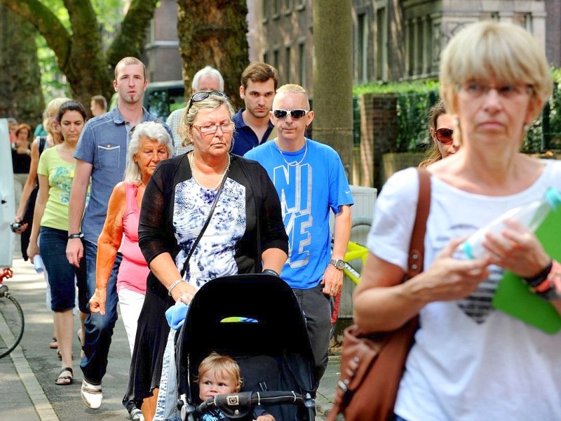 Sie gehen fast den identischen Weg, den vor drei Jahren ihre Kinder zurückgelegt haben.