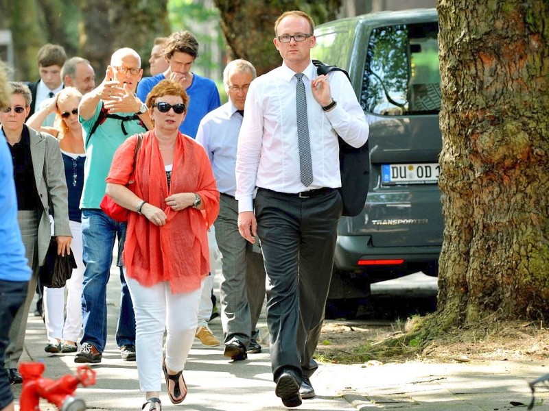 Hin zu jenem Platz, auf dem 21 junge Menschen am 24. Juli 2010 den Tod fanden, als dort noch eine Rampe war, die nun Gedenkstätte ist. Duisburgs OB Sören Link begleitete die Angehörigen auf diesem Weg.