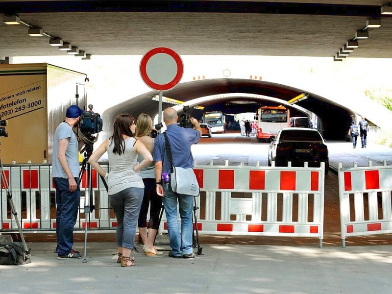 Während die Hinterbliebenen am Unglücksort trauern, ist der Karl-Lehr-Tunnel für die Öffentlichkeit gesperrt. Die Familien und Freunde sollen in Ruhe, unbeobachtet von Fernsehkameras und Fotografen der Opfer gedenken können.