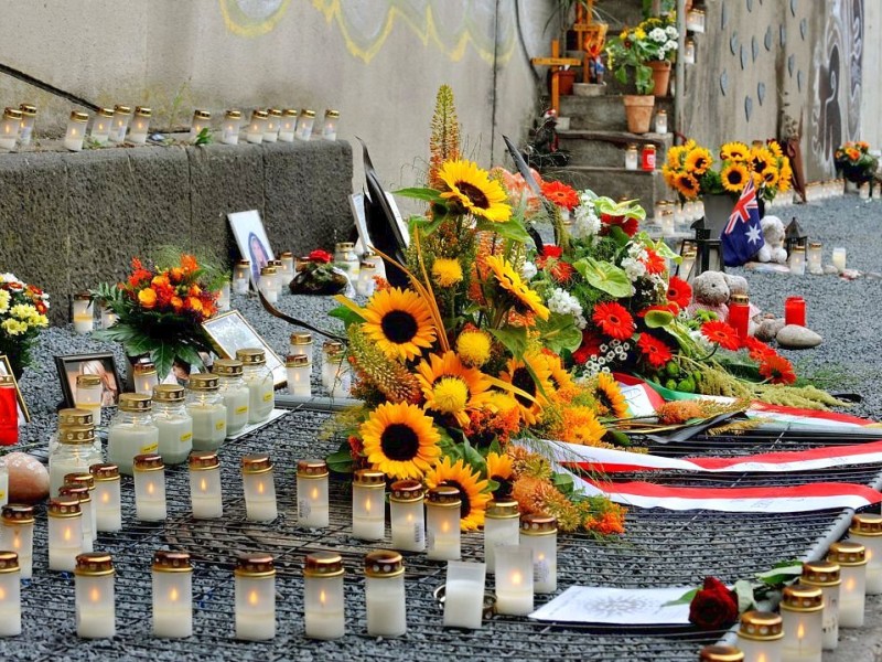 An der neuen Gedenkstätte am Unglücksort legten dei Trauernden Blumen und Kränze nieder.