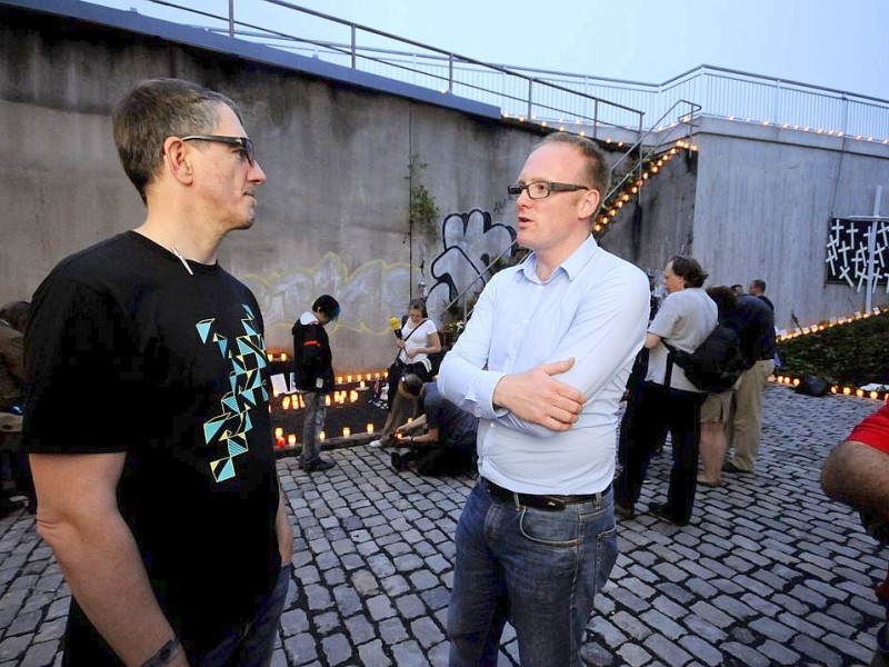 Am Vorabend des Jahrestages hatte der Gründer der Berliner Loveparade, Dr. Motte, bei der Nacht der 1000 Lichter Kritik am Sicherheitskonzept von Lopavent geübt. Der Veranstalter hätte nach größeren Paraden wie in Dortmund sogar mit noch mehr Besuchern rechnen müssen.