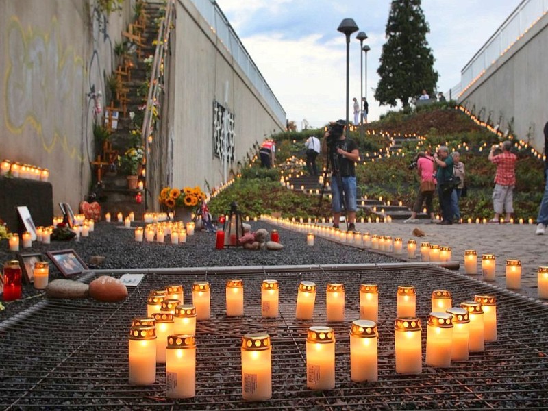 Später gesellten sich auch die Hinterbliebenen der 21 Todesopfer hinzu.