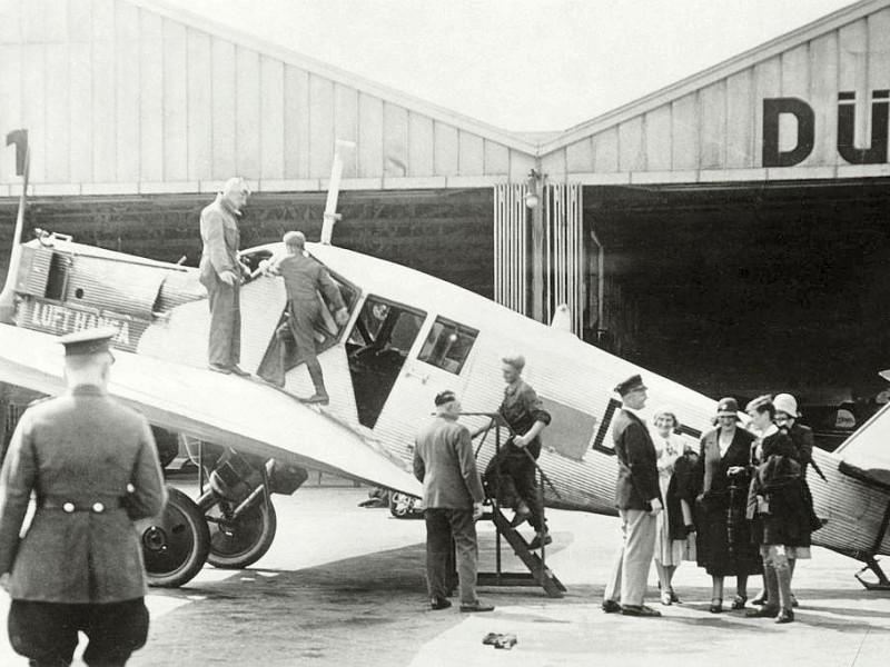 Eröffnet wurde der Düsseldorfer Flughafen im Jahr 1927. Zwischenzeitlich diente er als Militärflughafen.