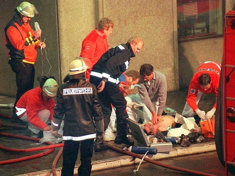 Bei dem bis dahin wohl folgenschwersten Brand der Nachkriegszeit in Düsseldorf kommen 17 Menschen ums Leben, 72 weitere werden zum Teil schwer verletzt, mehrere hundert Personen werden leicht verletzt.