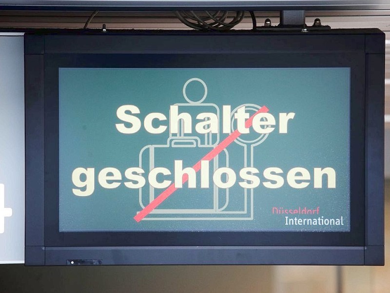 Nicht immer klappt am Flughafen alles reibungslos: Wegen der Staubwolke nach einem Vulkanausbruch in Island blieben die Flieger in Düsseldorf 2010 am Boden.