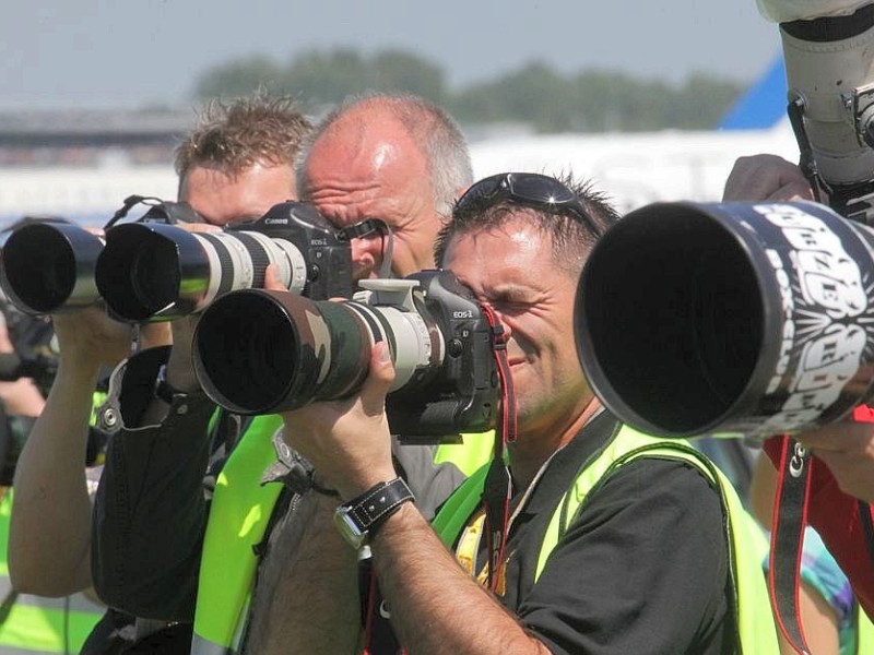 ...um einen Blick auf das neue Flugzeug zu erhaschen und es im Bild festzuhalten...