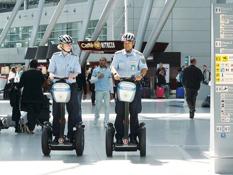 Im Gegensatz zu Streifenpolizisten, die zu Fuß unterwegs sind, behält die „Segwaystreife“ dank der erhöhten Standposition einen guten Überblick - und wenn es darauf ankommt, ist sie deutlich schneller.