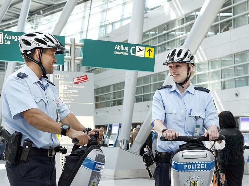 Die Segways sind übrigens mit LED-Blaulicht, Signalhorn und Lautsprecheranlage ausgerüstet.