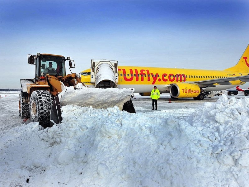 Flugzeuge waren eingeschneit...