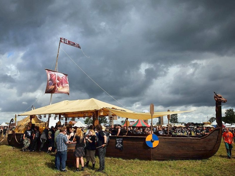 Gewitterwolken hängen über dem Festivalgelände.