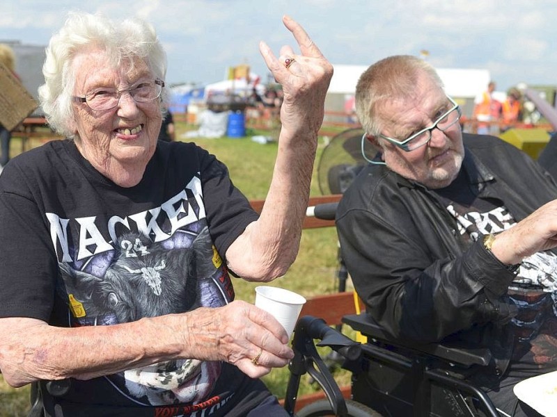 Mehr als 75.000 Menschen lassen sich in Wacken auch von der Hitze nicht die Laune verderben.