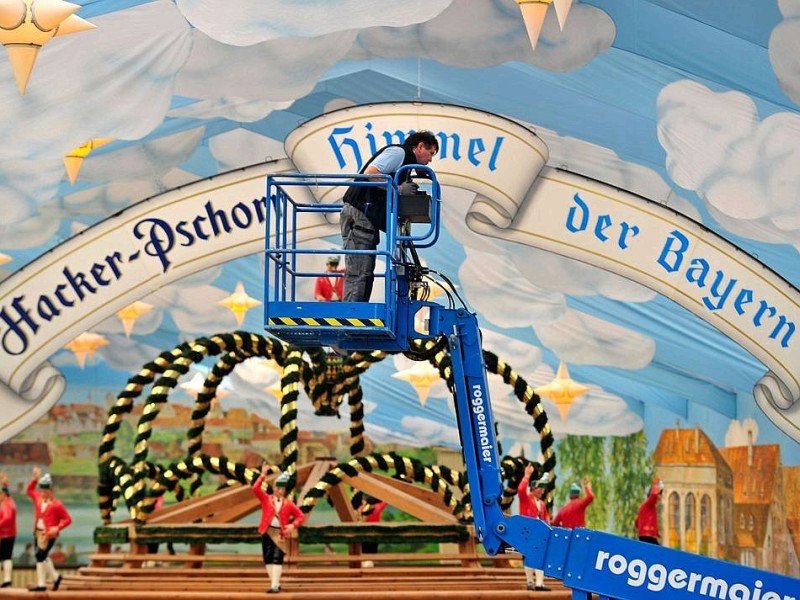 Die Theresienwiese wird für das große Volksfest vorbereitet. Auf dem Münchener Oktoberfest kann dieses Jahr vom 21.September bis zum 6. Oktober gefeiert werden.