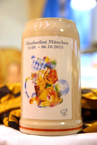 Die Theresienwiese wird für das große Volksfest vorbereitet. Auf dem Münchener Oktoberfest kann dieses Jahr vom 21.September bis zum 6. Oktober gefeiert werden.