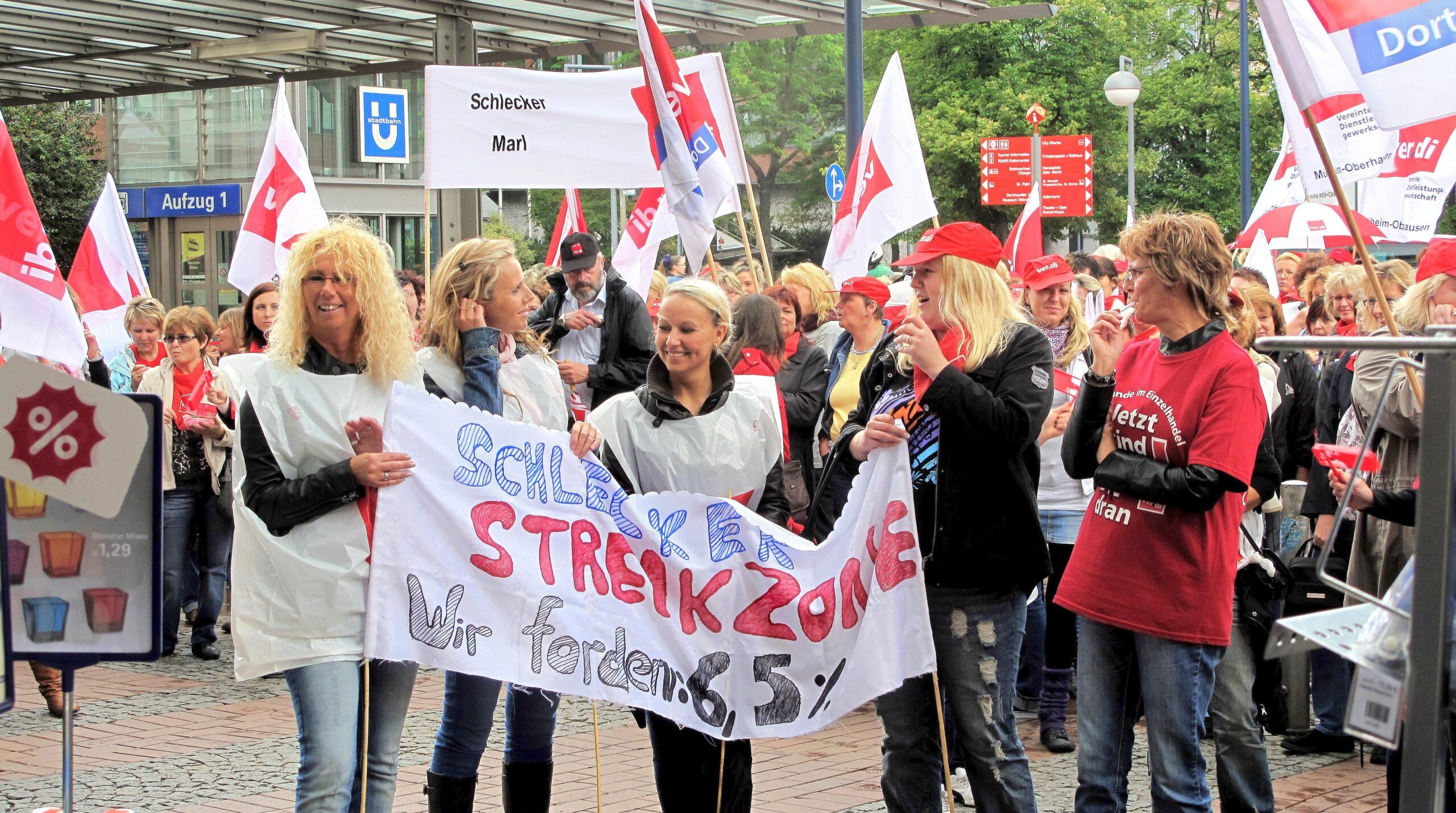 Die Vereinte Dienstleistungsgewerkschaft (ver.di) hatte für Dienstag, 21.06.2011, Beschäftigte der Drogeriemarkt-Kette Schlecker zu einem ganztägigen Streik aufgerufen. Der Demonstrationszug mit ca. 350 Teilnehmern zog vom zentralen Streiklokal an der Handwerkskammer Dortmund durch die  Innenstadt.