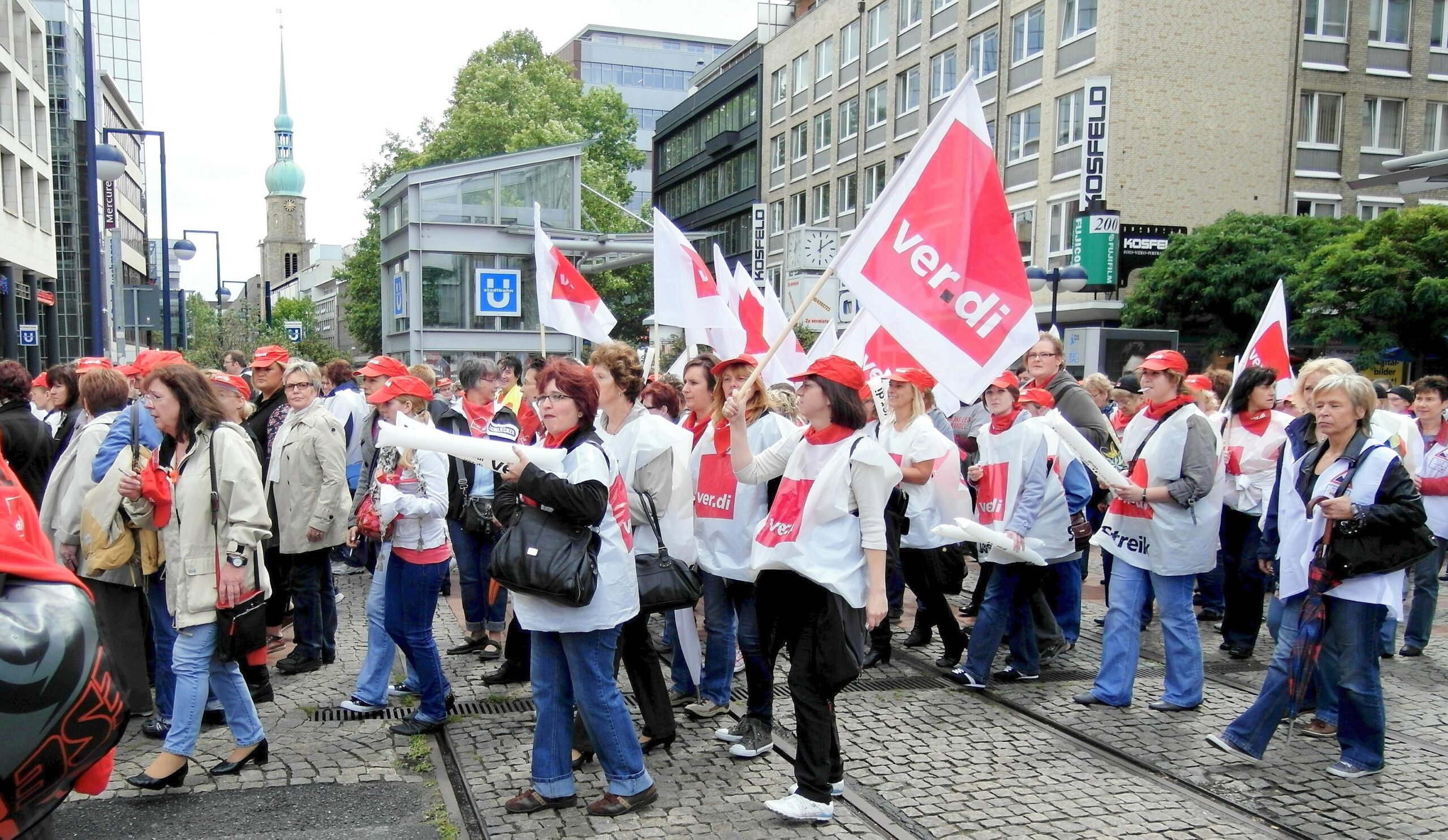 Die Vereinte Dienstleistungsgewerkschaft (ver.di) hatte für Dienstag, 21.06.2011, Beschäftigte der Drogeriemarkt-Kette Schlecker zu einem ganztägigen Streik aufgerufen. Der Demonstrationszug mit ca. 350 Teilnehmern zog vom zentralen Streiklokal an der Handwerkskammer Dortmund durch die  Innenstadt.Im Bild: Zwischenkundgebung vor der Schlecker-Filiale an der Kampstraße.