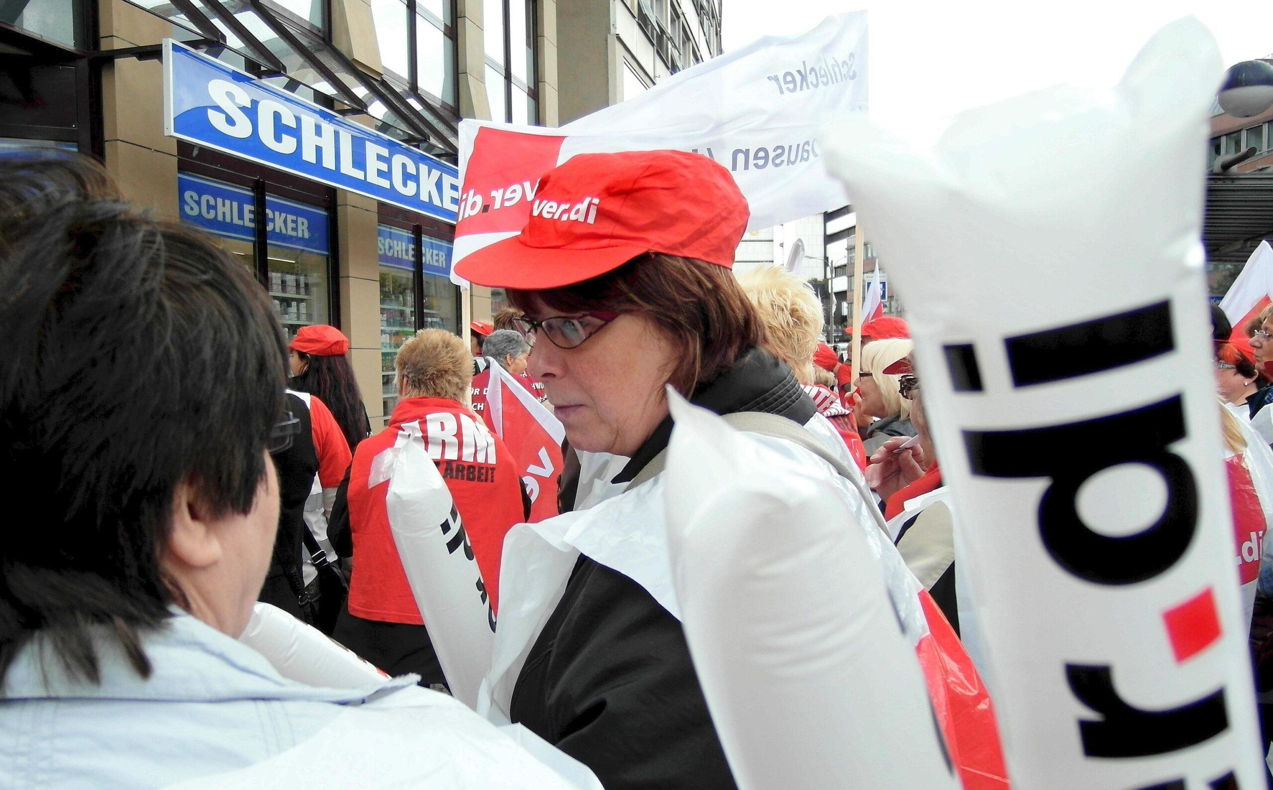 Die Vereinte Dienstleistungsgewerkschaft (ver.di) hatte für Dienstag, 21.06.2011, Beschäftigte der Drogeriemarkt-Kette Schlecker zu einem ganztägigen Streik aufgerufen. Der Demonstrationszug mit ca. 350 Teilnehmern zog vom zentralen Streiklokal an der Handwerkskammer Dortmund durch die  Innenstadt.Im Bild: Zwischenkundgebung vor der Schlecker-Filiale an der Kampstraße.