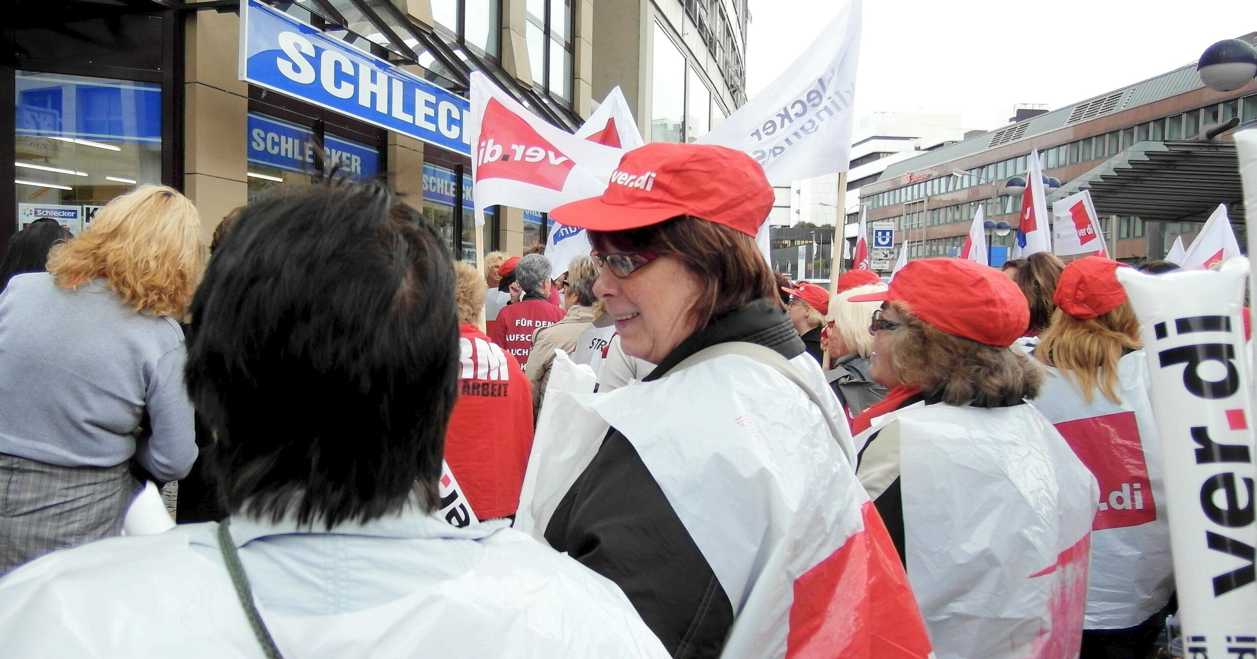 Die Vereinte Dienstleistungsgewerkschaft (ver.di) hatte für Dienstag, 21.06.2011, Beschäftigte der Drogeriemarkt-Kette Schlecker zu einem ganztägigen Streik aufgerufen. Der Demonstrationszug mit ca. 350 Teilnehmern zog vom zentralen Streiklokal an der Handwerkskammer Dortmund durch die  Innenstadt.Im Bild: Zwischenkundgebung vor der Schlecker-Filiale an der Kampstraße.