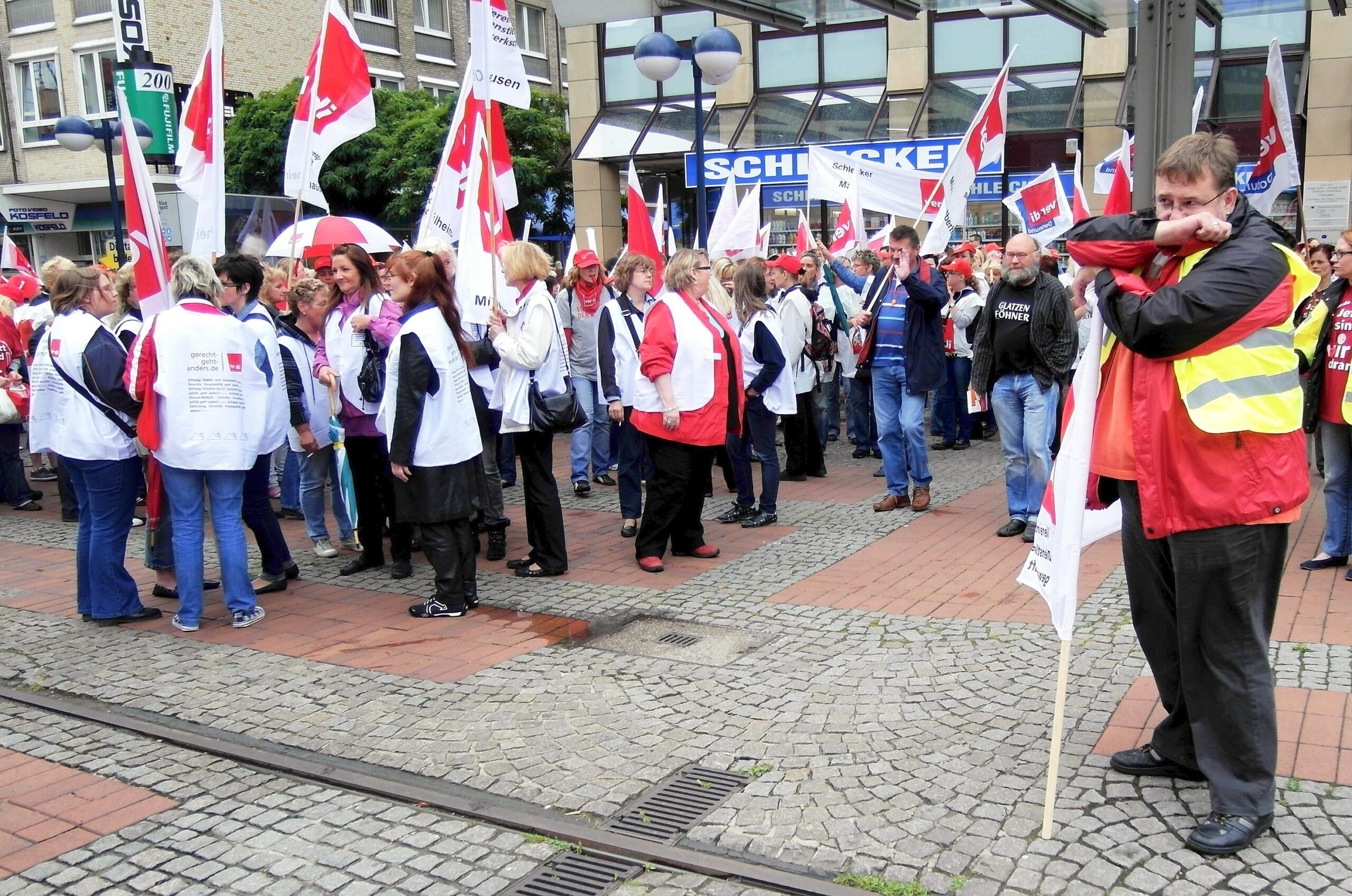 Die Vereinte Dienstleistungsgewerkschaft (ver.di) hatte für Dienstag, 21.06.2011, Beschäftigte der Drogeriemarkt-Kette Schlecker zu einem ganztägigen Streik aufgerufen. Der Demonstrationszug mit ca. 350 Teilnehmern zog vom zentralen Streiklokal an der Handwerkskammer Dortmund durch die  Innenstadt.Im Bild: Zwischenkundgebung vor der Schlecker-Filiale an der Kampstraße.