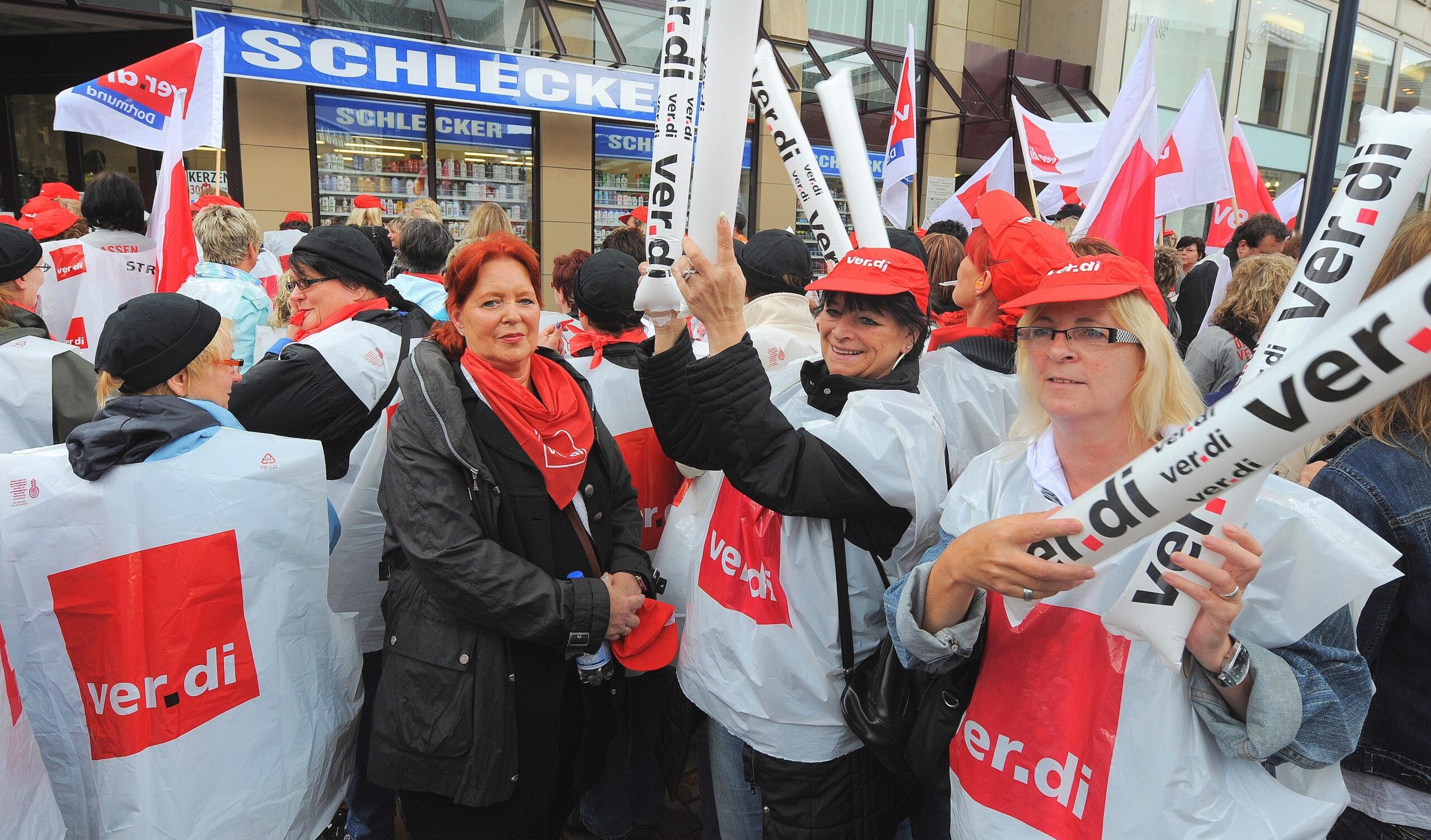 In einer zentralen Demonstration in Dortmund streikten am Dienstag, 21. Juni 2011 Beschäftigte der Drogeriemarkt-Kette Schlecker.Foto: Franz Luthe