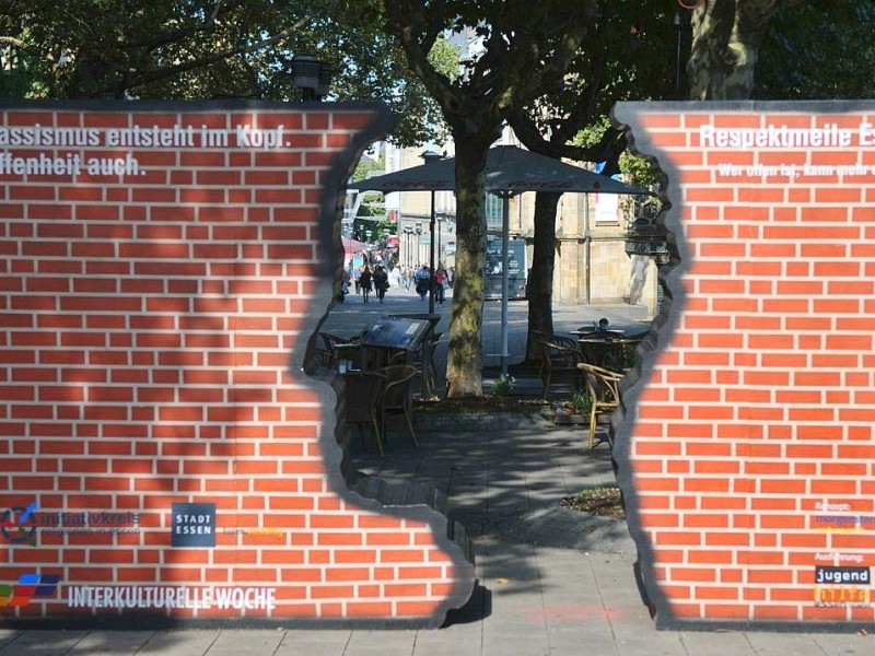 ...steht seit September am Burgplatz diese Mauer als Zeichen gegen Rassismus.