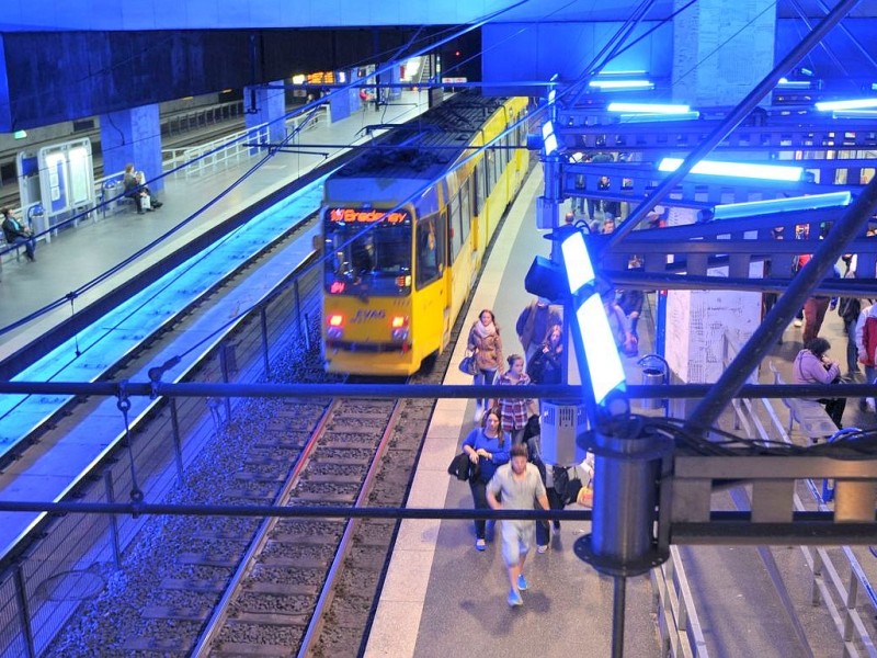 Unter der Erde geht es am Hauptbahnhof weiter zur Haltestelle...