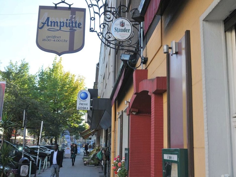 ...entlang der Rü und ihrer Seitenstraßen: Die Gegend um die Rüttenscheider Straße ist wohl das derzeit angesagteste Ausgehviertel im Essener Süden. Seit 1986 fährt die 107 unter der Rü hindurch.